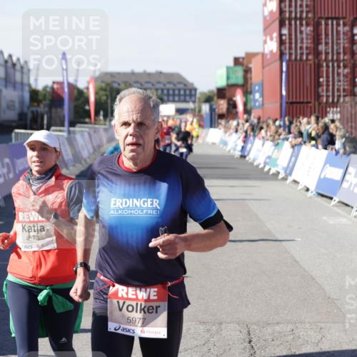 03.10.2025 - Köhlbrandbrückenlauf Jannik Wohlers http://msf.ph/oto/9055027 03.10.2025 13:10:09 Ziel 4196, 4343, 4573, 4683, 4730, 4787, 4822, 4929, 5977, 6083, 6111, 6428, 6432, 6764, 6813 meine-sportfotos.de