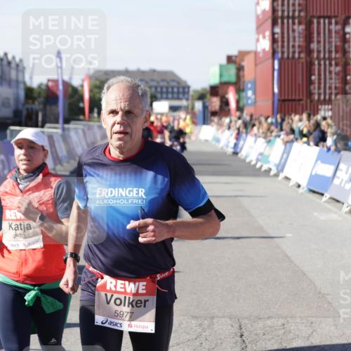 03.10.2025 - Köhlbrandbrückenlauf Jannik Wohlers http://msf.ph/oto/9055031 03.10.2025 13:10:09 Ziel 4196, 4343, 4573, 4683, 4730, 4787, 4822, 4929, 5977, 6083, 6111, 6428, 6432, 6764, 6813 meine-sportfotos.de