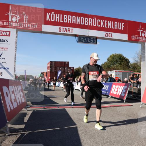 03.10.2025 - Köhlbrandbrückenlauf Lena Gebhardt http://msf.ph/oto/9055111 03.10.2025 13:23:59 Ziel 4465, 4647, 4918, 5081, 5106, 5361, 5387, 5389, 5419, 5431, 5709, 5742, 6442, 6443, 6557, 6728 meine-sportfotos.de