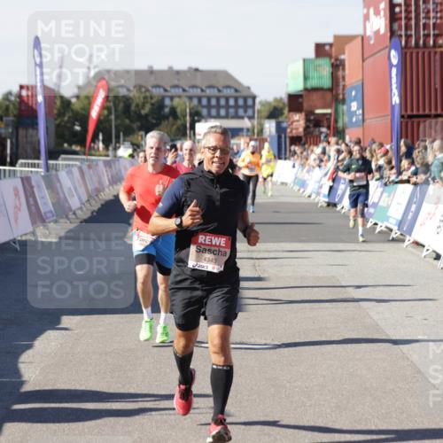 03.10.2025 - Köhlbrandbrückenlauf Jannik Wohlers http://msf.ph/oto/9055122 03.10.2025 13:10:12 Ziel 4196, 4343, 4364, 4573, 4683, 4730, 4787, 4822, 5029, 5977, 6083, 6111, 6428, 6432, 6587, 6764, 6813 meine-sportfotos.de