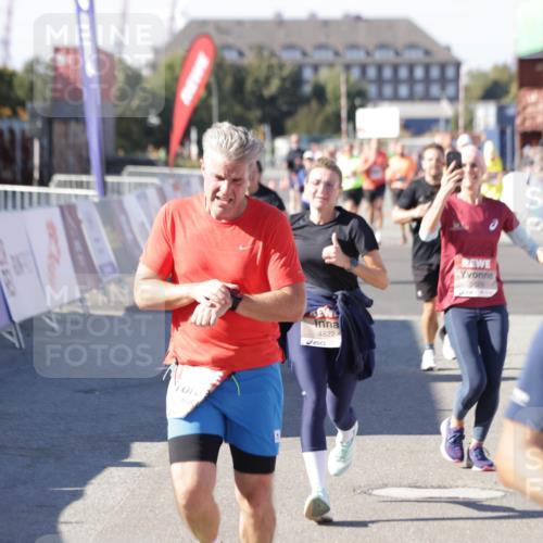 03.10.2025 - Köhlbrandbrückenlauf Jannik Wohlers http://msf.ph/oto/9055148 03.10.2025 13:10:14 Ziel 4147, 4196, 4343, 4364, 4573, 4683, 4730, 4822, 5029, 5977, 6111, 6428, 6432, 6587, 6813 meine-sportfotos.de