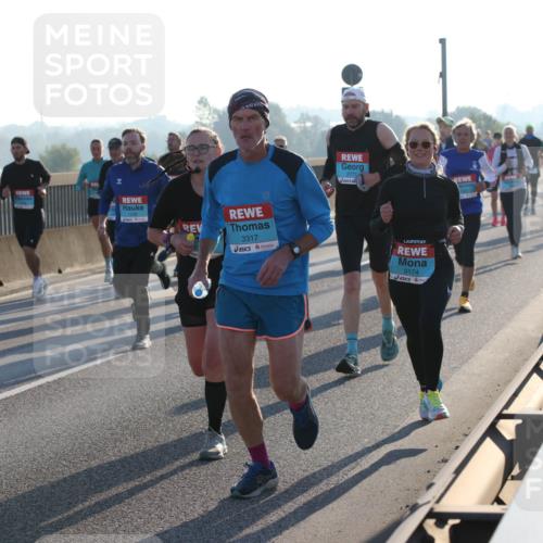03.10.2025 - Köhlbrandbrückenlauf Lena Gebhardt http://msf.ph/oto/9055168 03.10.2025 09:16:50 Position 1 1249, 3317, 2777, 3174 meine-sportfotos.de
