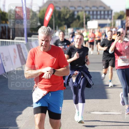 03.10.2025 - Köhlbrandbrückenlauf Jannik Wohlers http://msf.ph/oto/9055173 03.10.2025 13:10:14 Ziel 4147, 4196, 4343, 4364, 4573, 4683, 4730, 4822, 5029, 5977, 6111, 6428, 6432, 6587, 6813 meine-sportfotos.de
