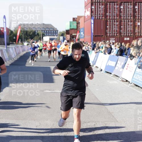 03.10.2025 - Köhlbrandbrückenlauf Jannik Wohlers http://msf.ph/oto/9055288 03.10.2025 13:10:18 Ziel 4147, 4343, 4364, 4479, 4573, 4683, 4730, 4822, 5029, 6587, 6813 meine-sportfotos.de