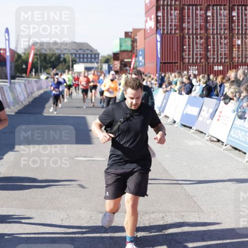 03.10.2025 - Köhlbrandbrückenlauf Jannik Wohlers http://msf.ph/oto/9055292 03.10.2025 13:10:18 Ziel 4147, 4343, 4364, 4479, 4573, 4683, 4730, 4822, 5029, 6587, 6813 meine-sportfotos.de