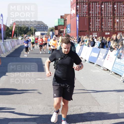 03.10.2025 - Köhlbrandbrückenlauf Jannik Wohlers http://msf.ph/oto/9055300 03.10.2025 13:10:18 Ziel 4147, 4343, 4364, 4479, 4573, 4683, 4730, 4822, 5029, 6587, 6813 meine-sportfotos.de