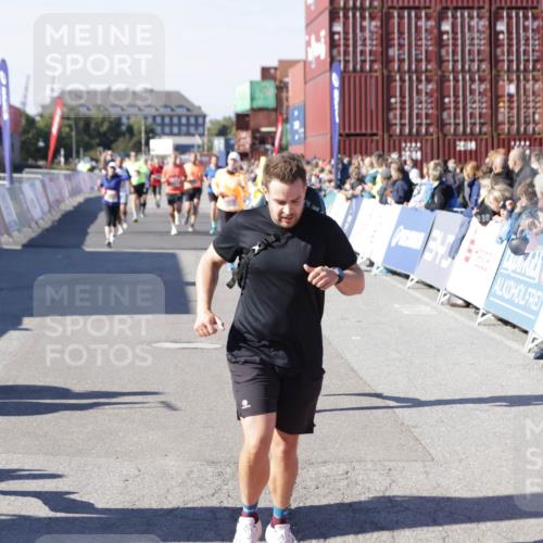 03.10.2025 - Köhlbrandbrückenlauf Jannik Wohlers http://msf.ph/oto/9055306 03.10.2025 13:10:18 Ziel 4147, 4343, 4364, 4479, 4573, 4683, 4730, 4822, 5029, 6587, 6813 meine-sportfotos.de