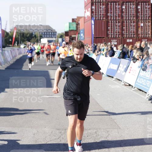 03.10.2025 - Köhlbrandbrückenlauf Jannik Wohlers http://msf.ph/oto/9055311 03.10.2025 13:10:19 Ziel 4147, 4343, 4364, 4479, 4683, 4710, 4774, 4822, 5029, 6587, 6813 meine-sportfotos.de
