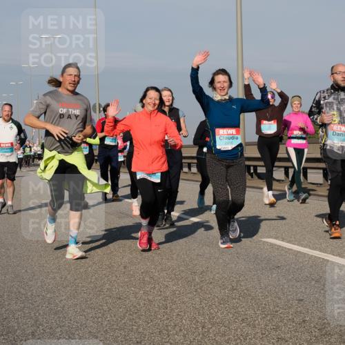 03.10.2025 - Köhlbrandbrückenlauf Fabian Wolf http://msf.ph/oto/9055312 03.10.2025 10:03:01 Position 3 2916, 1669 meine-sportfotos.de