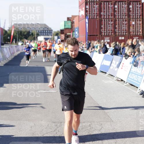 03.10.2025 - Köhlbrandbrückenlauf Jannik Wohlers http://msf.ph/oto/9055315 03.10.2025 13:10:19 Ziel 4147, 4343, 4364, 4479, 4683, 4710, 4774, 4822, 5029, 6587, 6813 meine-sportfotos.de