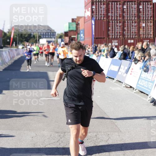 03.10.2025 - Köhlbrandbrückenlauf Jannik Wohlers http://msf.ph/oto/9055318 03.10.2025 13:10:19 Ziel 4147, 4343, 4364, 4479, 4683, 4710, 4774, 4822, 5029, 6587, 6813 meine-sportfotos.de