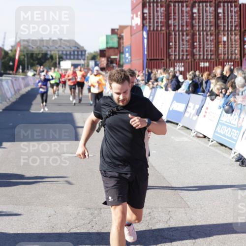 03.10.2025 - Köhlbrandbrückenlauf Jannik Wohlers http://msf.ph/oto/9055323 03.10.2025 13:10:19 Ziel 4147, 4343, 4364, 4479, 4683, 4710, 4774, 4822, 5029, 6587, 6813 meine-sportfotos.de
