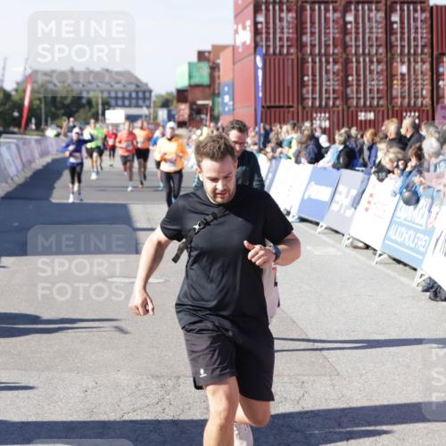 03.10.2025 - Köhlbrandbrückenlauf Jannik Wohlers http://msf.ph/oto/9055325 03.10.2025 13:10:19 Ziel 4147, 4343, 4364, 4479, 4683, 4710, 4774, 4822, 5029, 6587, 6813 meine-sportfotos.de