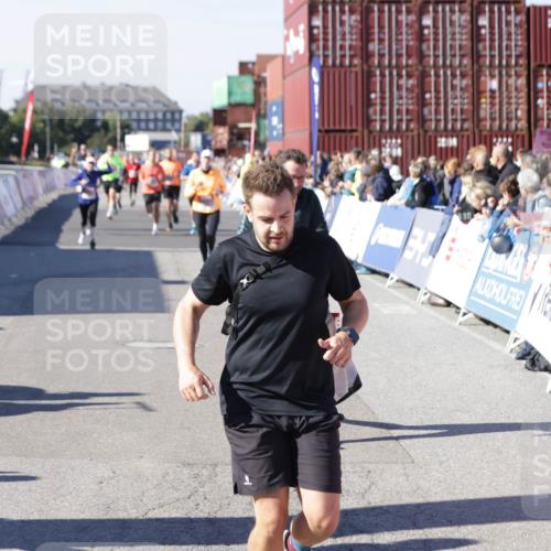 03.10.2025 - Köhlbrandbrückenlauf Jannik Wohlers http://msf.ph/oto/9055333 03.10.2025 13:10:19 Ziel 4147, 4343, 4364, 4479, 4683, 4710, 4774, 4822, 5029, 6587, 6813 meine-sportfotos.de