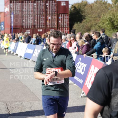 03.10.2025 - Köhlbrandbrückenlauf Jannik Wohlers http://msf.ph/oto/9055352 03.10.2025 13:10:21 Ziel 4147, 4343, 4364, 4479, 4683, 4710, 4711, 4774, 4822, 5029, 6587, 6781, 6782 meine-sportfotos.de