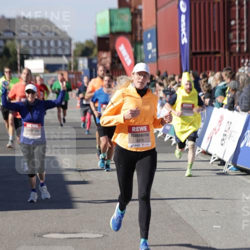 03.10.2025 - Köhlbrandbrückenlauf Jannik Wohlers http://msf.ph/oto/9055396 03.10.2025 13:10:22 Ziel 4147, 4343, 4364, 4479, 4683, 4710, 4711, 4774, 4822, 5029, 6294, 6587, 6781, 6782 meine-sportfotos.de