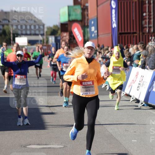 03.10.2025 - Köhlbrandbrückenlauf Jannik Wohlers http://msf.ph/oto/9055402 03.10.2025 13:10:22 Ziel 4147, 4343, 4364, 4479, 4683, 4710, 4711, 4774, 4822, 5029, 6294, 6587, 6781, 6782 meine-sportfotos.de