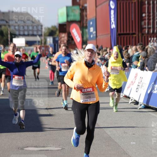03.10.2025 - Köhlbrandbrückenlauf Jannik Wohlers http://msf.ph/oto/9055405 03.10.2025 13:10:22 Ziel 4147, 4343, 4364, 4479, 4683, 4710, 4711, 4774, 4822, 5029, 6294, 6587, 6781, 6782 meine-sportfotos.de