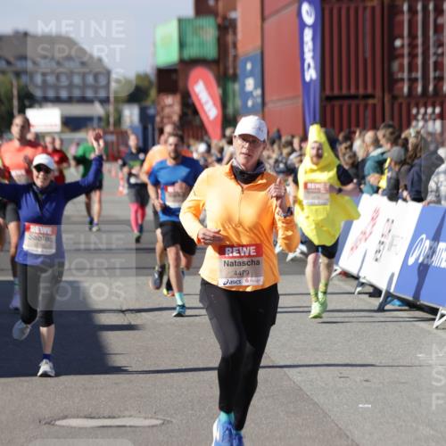 03.10.2025 - Köhlbrandbrückenlauf Jannik Wohlers http://msf.ph/oto/9055412 03.10.2025 13:10:22 Ziel 4147, 4343, 4364, 4479, 4683, 4710, 4711, 4774, 4822, 5029, 6294, 6587, 6781, 6782 meine-sportfotos.de