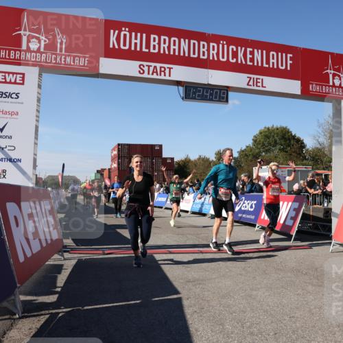 03.10.2025 - Köhlbrandbrückenlauf Lena Gebhardt http://msf.ph/oto/9055465 03.10.2025 13:24:09 Ziel 4442, 4529, 4647, 4657, 4698, 4942, 4943, 5106, 5321, 5350, 5361, 5387, 5389, 5419, 5432, 5986, 6119, 6168, 6169, 6442, 6443, 6557, 6643, 6701 meine-sportfotos.de