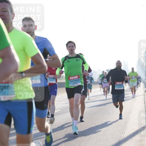 03.10.2025 - Köhlbrandbrückenlauf Jannik Wohlers http://msf.ph/oto/9055473 03.10.2025 09:12:51 Position 3 2172, 3491, 2705 meine-sportfotos.de