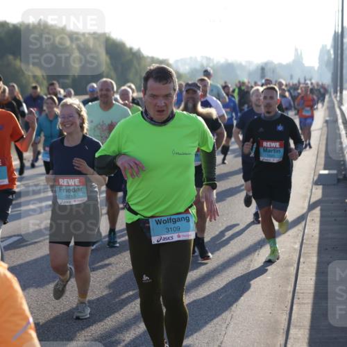 03.10.2025 - Köhlbrandbrückenlauf Jannik Wohlers http://msf.ph/oto/9055490 03.10.2025 09:20:36 Position 3 3214, 3213, 3109, 1525 meine-sportfotos.de
