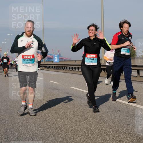 03.10.2025 - Köhlbrandbrückenlauf Fabian Wolf http://msf.ph/oto/9055492 03.10.2025 10:03:05 Position 3 2690, 3480, 3407 meine-sportfotos.de