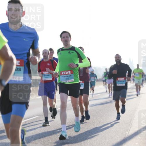 03.10.2025 - Köhlbrandbrückenlauf Jannik Wohlers http://msf.ph/oto/9055510 03.10.2025 09:12:52 Position 3 3491, 2705, 3193 meine-sportfotos.de