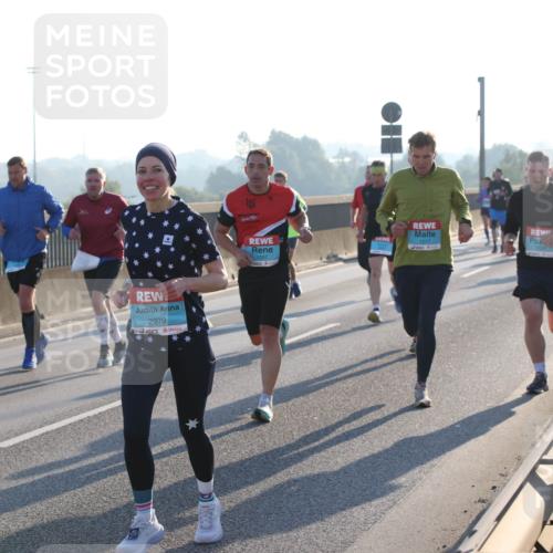 03.10.2025 - Köhlbrandbrückenlauf Lena Gebhardt http://msf.ph/oto/9055512 03.10.2025 09:17:02 Position 1 2979, 1297, 1517 meine-sportfotos.de