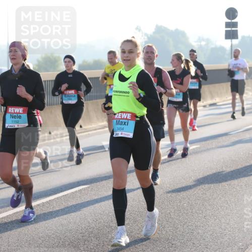 03.10.2025 - Köhlbrandbrückenlauf Lena Gebhardt http://msf.ph/oto/9055774 03.10.2025 09:17:10 Position 1 1383, 1152, 2024, 3454 meine-sportfotos.de