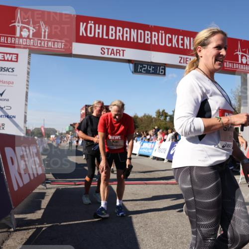 03.10.2025 - Köhlbrandbrückenlauf Lena Gebhardt http://msf.ph/oto/9055783 03.10.2025 13:24:17 Ziel 4286, 4442, 4529, 4555, 4657, 4664, 4673, 4698, 4942, 4943, 5085, 5107, 5321, 5350, 5432, 5986, 6119, 6168, 6169, 6306, 6643, 6701 meine-sportfotos.de