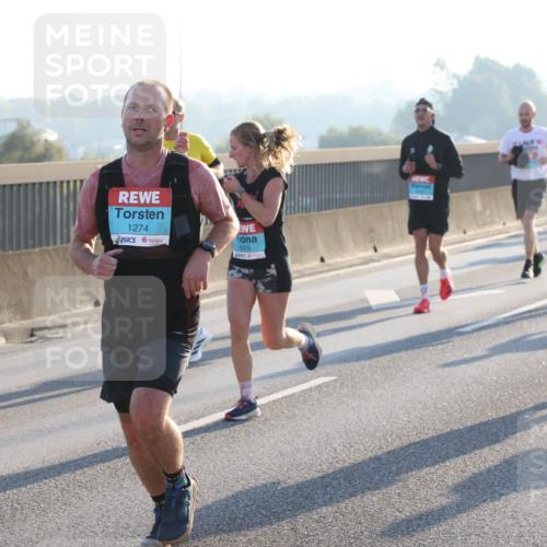 03.10.2025 - Köhlbrandbrückenlauf Lena Gebhardt http://msf.ph/oto/9055832 03.10.2025 09:17:12 Position 1 2884, 1274, 1018, 3603 meine-sportfotos.de