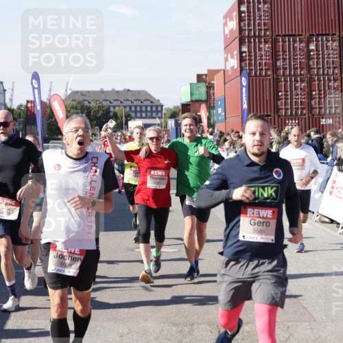 03.10.2025 - Köhlbrandbrückenlauf Jannik Wohlers http://msf.ph/oto/9055862 03.10.2025 13:10:32 Ziel 4386, 4429, 4479, 4514, 4710, 4711, 4774, 5229, 5383, 5689, 5738, 5889, 6024, 6177, 6294, 6779, 6781, 6782 meine-sportfotos.de
