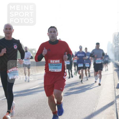 03.10.2025 - Köhlbrandbrückenlauf Jannik Wohlers http://msf.ph/oto/9056015 03.10.2025 09:13:02 Position 3 1020, 3705 meine-sportfotos.de