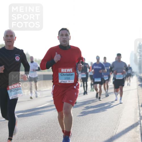 03.10.2025 - Köhlbrandbrückenlauf Jannik Wohlers http://msf.ph/oto/9056018 03.10.2025 09:13:02 Position 3 1020, 3705 meine-sportfotos.de