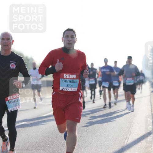 03.10.2025 - Köhlbrandbrückenlauf Jannik Wohlers http://msf.ph/oto/9056026 03.10.2025 09:13:02 Position 3 1020, 3705 meine-sportfotos.de