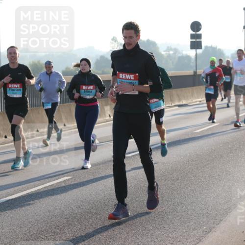 03.10.2025 - Köhlbrandbrückenlauf Lena Gebhardt http://msf.ph/oto/9056040 03.10.2025 09:17:17 Position 1 1045, 1449, 3812 meine-sportfotos.de