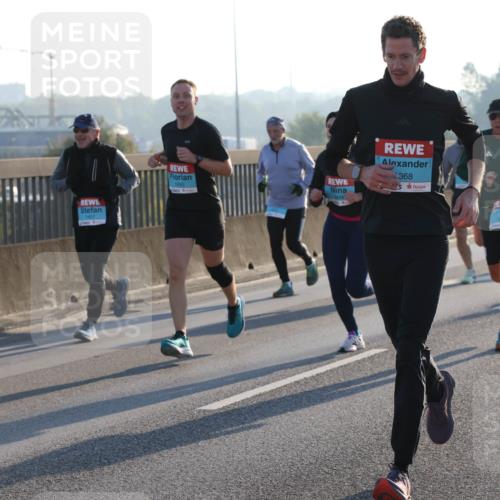 03.10.2025 - Köhlbrandbrückenlauf Lena Gebhardt http://msf.ph/oto/9056054 03.10.2025 09:17:17 Position 1 1045, 49, 368, 3812 meine-sportfotos.de