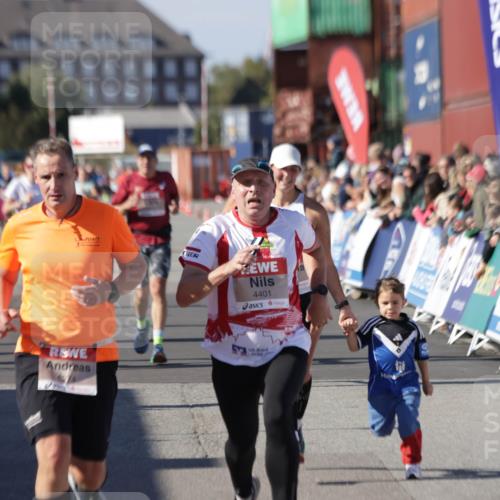 03.10.2025 - Köhlbrandbrückenlauf Jannik Wohlers http://msf.ph/oto/9056299 03.10.2025 13:10:52 Ziel 4081, 4352, 4401, 4412, 4488, 4547, 4689, 4862, 4933, 4998, 5103, 5753, 5791, 5965, 6274, 6665 meine-sportfotos.de