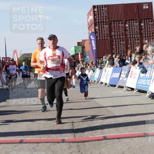 03.10.2025 - Köhlbrandbrückenlauf Jannik Wohlers http://msf.ph/oto/9056313 03.10.2025 13:10:53 Ziel 4081, 4352, 4370, 4401, 4412, 4488, 4547, 4689, 4862, 4933, 4998, 5103, 5753, 5791, 5965, 6274, 6665 meine-sportfotos.de