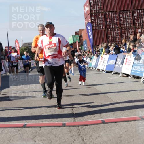 03.10.2025 - Köhlbrandbrückenlauf Jannik Wohlers http://msf.ph/oto/9056326 03.10.2025 13:10:53 Ziel 4081, 4352, 4370, 4401, 4412, 4488, 4547, 4689, 4862, 4933, 4998, 5103, 5753, 5791, 5965, 6274, 6665 meine-sportfotos.de