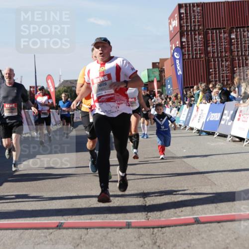 03.10.2025 - Köhlbrandbrückenlauf Jannik Wohlers http://msf.ph/oto/9056330 03.10.2025 13:10:53 Ziel 4081, 4352, 4370, 4401, 4412, 4488, 4547, 4689, 4862, 4933, 4998, 5103, 5753, 5791, 5965, 6274, 6665 meine-sportfotos.de