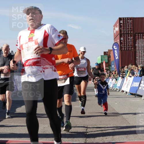 03.10.2025 - Köhlbrandbrückenlauf Jannik Wohlers http://msf.ph/oto/9056346 03.10.2025 13:10:54 Ziel 4081, 4352, 4370, 4401, 4412, 4547, 4689, 4862, 4933, 4998, 5103, 5791, 5965, 6274, 6665, 6797 meine-sportfotos.de