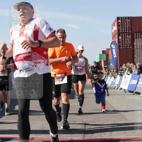 03.10.2025 - Köhlbrandbrückenlauf Jannik Wohlers http://msf.ph/oto/9056352 03.10.2025 13:10:54 Ziel 4081, 4352, 4370, 4401, 4412, 4547, 4689, 4862, 4933, 4998, 5103, 5791, 5965, 6274, 6665, 6797 meine-sportfotos.de