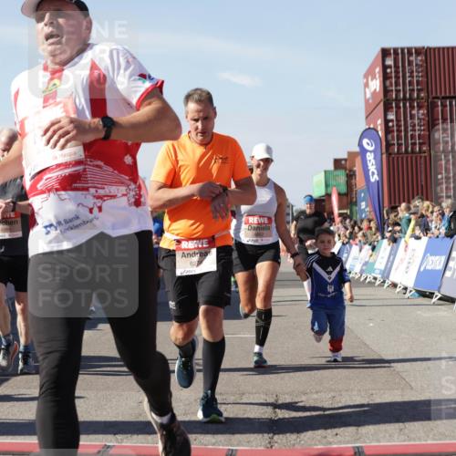 03.10.2025 - Köhlbrandbrückenlauf Jannik Wohlers http://msf.ph/oto/9056356 03.10.2025 13:10:54 Ziel 4081, 4352, 4370, 4401, 4412, 4547, 4689, 4862, 4933, 4998, 5103, 5791, 5965, 6274, 6665, 6797 meine-sportfotos.de