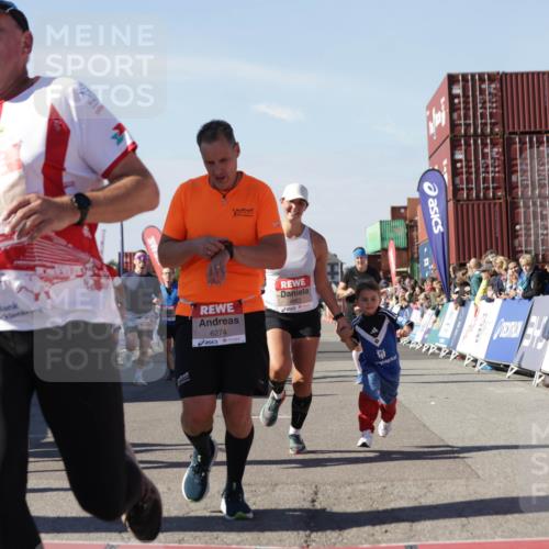 03.10.2025 - Köhlbrandbrückenlauf Jannik Wohlers http://msf.ph/oto/9056368 03.10.2025 13:10:54 Ziel 4081, 4352, 4370, 4401, 4412, 4547, 4689, 4862, 4933, 4998, 5103, 5791, 5965, 6274, 6665, 6797 meine-sportfotos.de