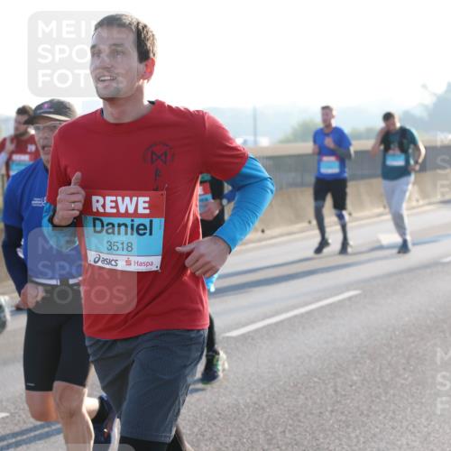 03.10.2025 - Köhlbrandbrückenlauf Lena Gebhardt http://msf.ph/oto/9056370 03.10.2025 09:17:27 Position 1 3518 meine-sportfotos.de