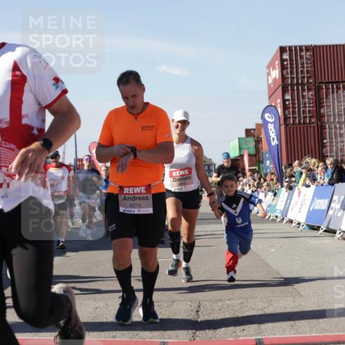 03.10.2025 - Köhlbrandbrückenlauf Jannik Wohlers http://msf.ph/oto/9056378 03.10.2025 13:10:54 Ziel 4081, 4352, 4370, 4401, 4412, 4547, 4689, 4862, 4933, 4998, 5103, 5791, 5965, 6274, 6665, 6797 meine-sportfotos.de
