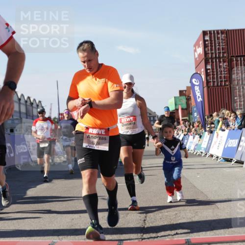 03.10.2025 - Köhlbrandbrückenlauf Jannik Wohlers http://msf.ph/oto/9056390 03.10.2025 13:10:55 Ziel 4081, 4352, 4370, 4401, 4412, 4547, 4689, 4862, 4933, 4998, 5103, 5791, 5965, 6274, 6665, 6797 meine-sportfotos.de