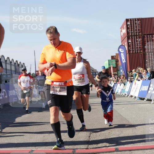 03.10.2025 - Köhlbrandbrückenlauf Jannik Wohlers http://msf.ph/oto/9056397 03.10.2025 13:10:55 Ziel 4081, 4352, 4370, 4401, 4412, 4547, 4689, 4862, 4933, 4998, 5103, 5791, 5965, 6274, 6665, 6797 meine-sportfotos.de
